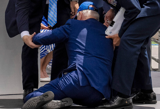  صورة رقم 5 - فيديو وصور: تعثر وسقوط الرئيس الأمريكي بايدن في حفل تخرج عسكري
