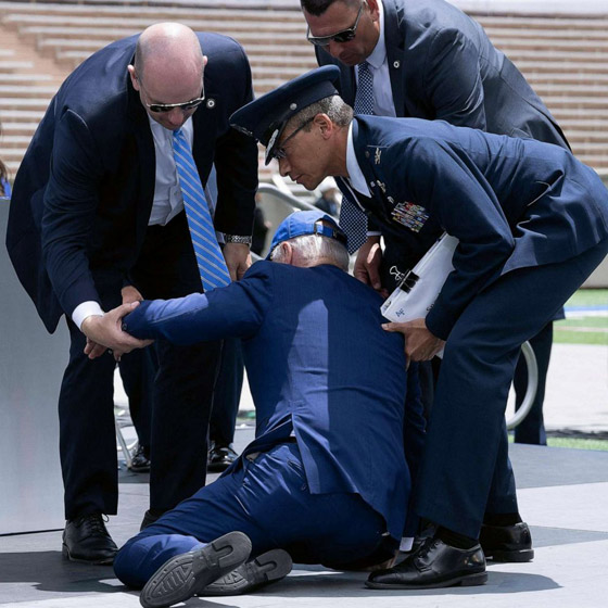  صورة رقم 7 - فيديو وصور: تعثر وسقوط الرئيس الأمريكي بايدن في حفل تخرج عسكري