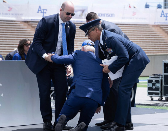  صورة رقم 9 - فيديو وصور: تعثر وسقوط الرئيس الأمريكي بايدن في حفل تخرج عسكري