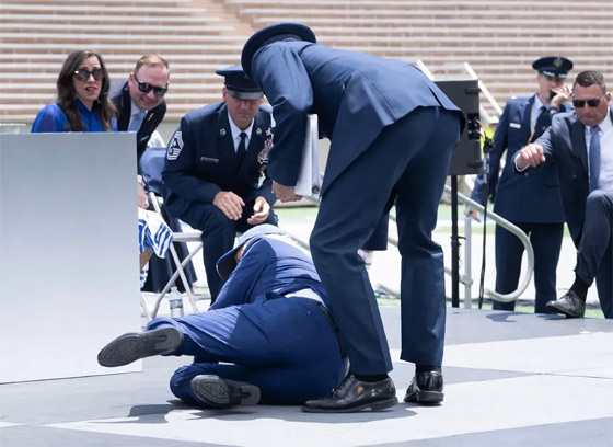  صورة رقم 10 - فيديو وصور: تعثر وسقوط الرئيس الأمريكي بايدن في حفل تخرج عسكري