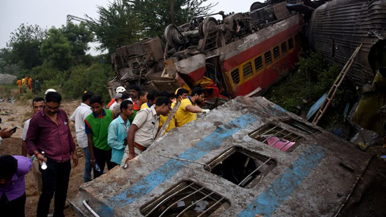 فيديو: اصطدامات بين 3 قطارات في الهند تخلف 288 قتيلا و900 جريحا صورة رقم 3