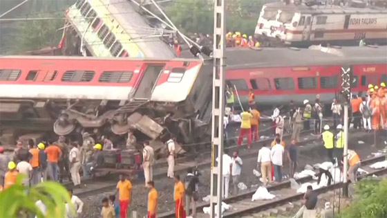 فيديو: اصطدامات بين 3 قطارات في الهند تخلف 288 قتيلا و900 جريحا صورة رقم 4