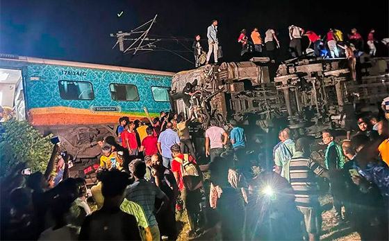 فيديو: اصطدامات بين 3 قطارات في الهند تخلف 288 قتيلا و900 جريحا صورة رقم 7