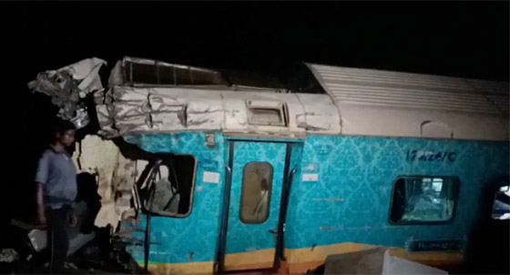 فيديو: اصطدامات بين 3 قطارات في الهند تخلف 288 قتيلا و900 جريحا صورة رقم 8