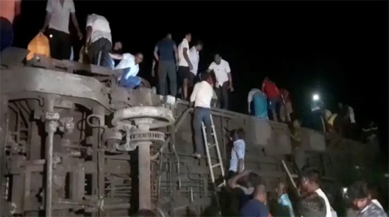 فيديو: اصطدامات بين 3 قطارات في الهند تخلف 288 قتيلا و900 جريحا صورة رقم 10