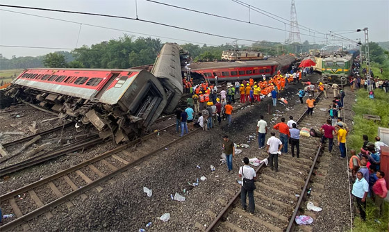 فيديو: اصطدامات بين 3 قطارات في الهند تخلف 288 قتيلا و900 جريحا صورة رقم 1