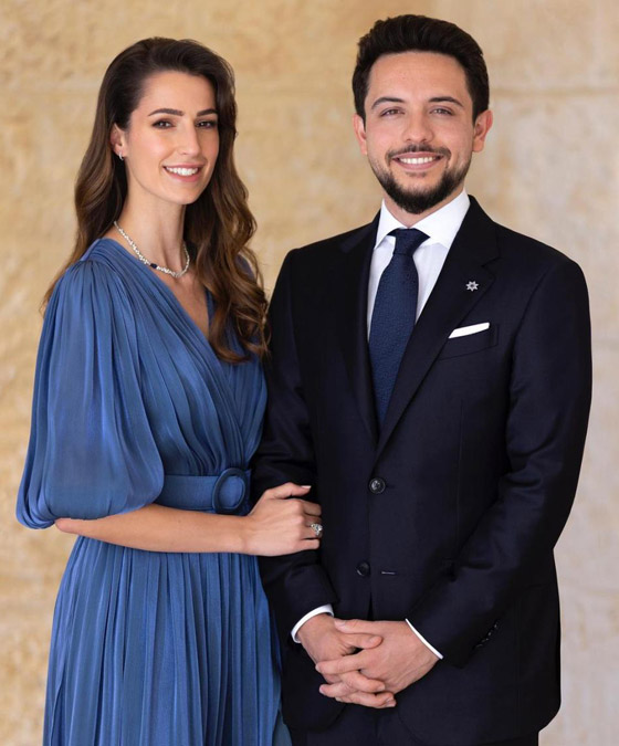  صورة رقم 9 - العائلة الملكية الأردنية تكسب القلوب بتواضعها ورقيها، وجمال الملكة رانيا والأميرة رجوة يلفت الأنظار