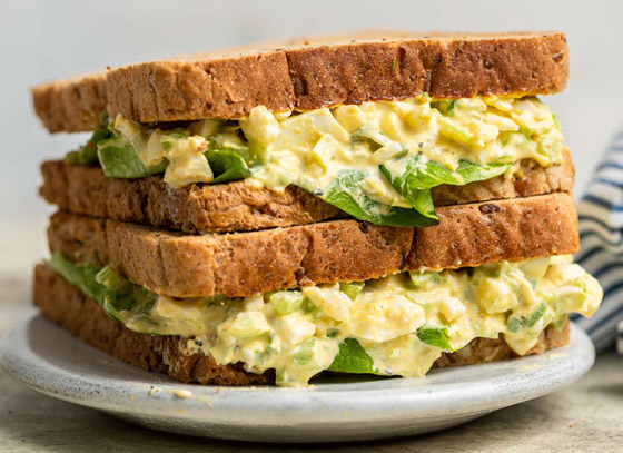  صورة رقم 2 - إليكم طريقة تحضير ساندويش البيض مع البصل الأخضر صحي للرجيم