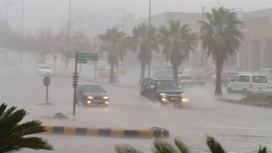  صورة رقم 5 - فيديو وصور: لحظات صعبة لعواصف مكة الرعدية.. صراخ وتطاير محتويات وشهامة!