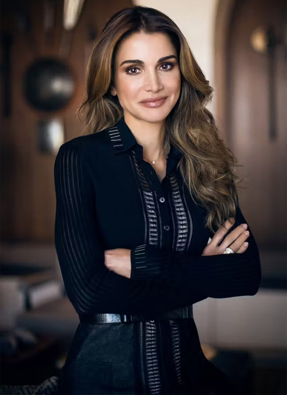  صورة رقم 10 - الملكة رانيا بصور قديمة وحديثة في عيد ميلادها الـ53