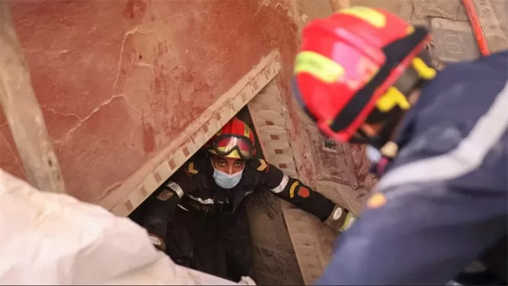  صورة رقم 1 - المغرب يسابق الزمن لإنقاذ المحاصرين تحت أنقاض الزلزال ويقبل المساعدة من 4 دول