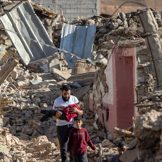  صورة رقم 5 - المغرب يسابق الزمن لإنقاذ المحاصرين تحت أنقاض الزلزال ويقبل المساعدة من 4 دول