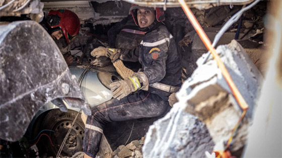  صورة رقم 6 - المغرب يسابق الزمن لإنقاذ المحاصرين تحت أنقاض الزلزال ويقبل المساعدة من 4 دول