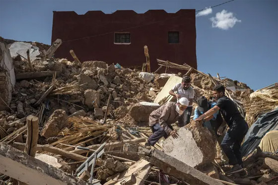  صورة رقم 7 - المغرب يسابق الزمن لإنقاذ المحاصرين تحت أنقاض الزلزال ويقبل المساعدة من 4 دول