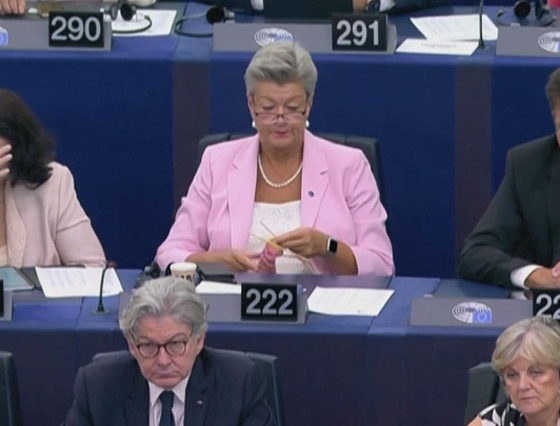  صورة رقم 6 - ملت حتى الموت.. فيديو مسؤولة تحيك خلال خطاب رئيسة البرلمان الأوروبي