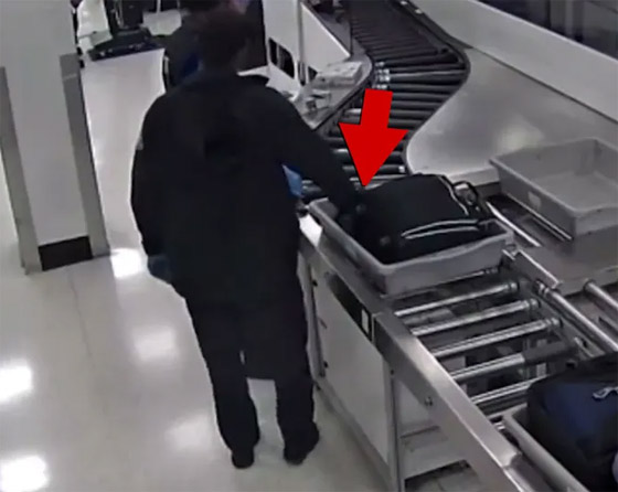  صورة رقم 5 - فيديو: موظفو جمارك في مطار أمريكي يسرقون أمتعة الركاب!