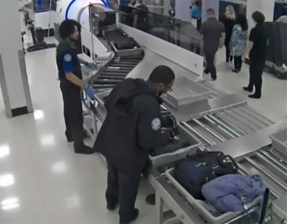  صورة رقم 8 - فيديو: موظفو جمارك في مطار أمريكي يسرقون أمتعة الركاب!