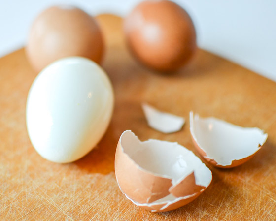  صورة رقم 2 - لتقشير البيض المسلوق بسهولة.. إليكم 12 حيلة ذكية