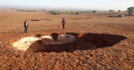  صورة رقم 1 - حفرة ضخمة غامضة بعمق 60 مترا تظهر فجأة في المغرب وتثير الرعب