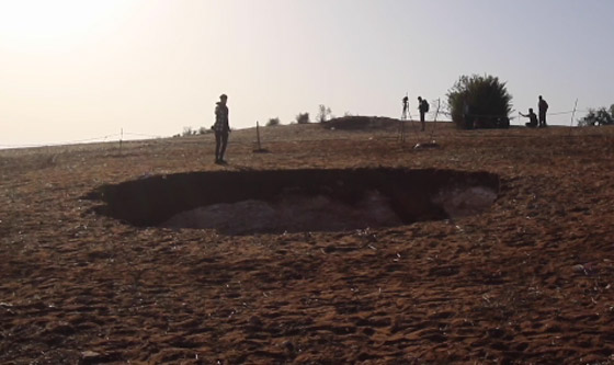  صورة رقم 9 - حفرة ضخمة غامضة بعمق 60 مترا تظهر فجأة في المغرب وتثير الرعب