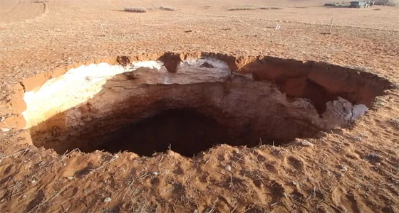  صورة رقم 2 - حفرة ضخمة غامضة بعمق 60 مترا تظهر فجأة في المغرب وتثير الرعب