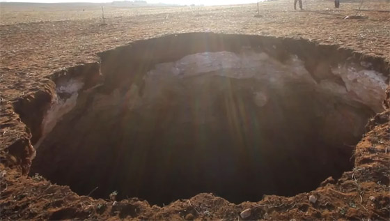  صورة رقم 3 - حفرة ضخمة غامضة بعمق 60 مترا تظهر فجأة في المغرب وتثير الرعب