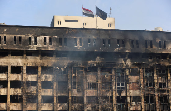  صورة رقم 5 - حريق ضخم يلتهم مديرية أمن الإسماعيلية بمصر.. انهيار المبنى وعشرات الإصابات