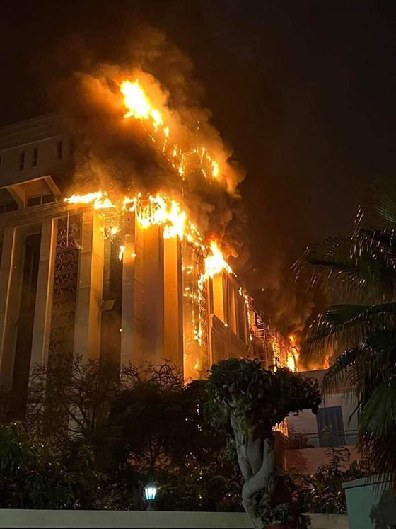  صورة رقم 9 - حريق ضخم يلتهم مديرية أمن الإسماعيلية بمصر.. انهيار المبنى وعشرات الإصابات