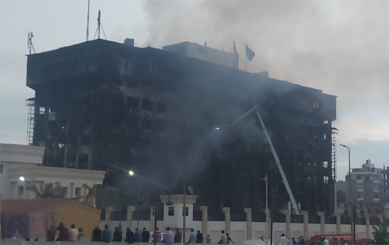  صورة رقم 11 - حريق ضخم يلتهم مديرية أمن الإسماعيلية بمصر.. انهيار المبنى وعشرات الإصابات