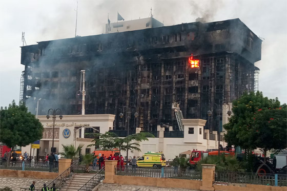  صورة رقم 2 - حريق ضخم يلتهم مديرية أمن الإسماعيلية بمصر.. انهيار المبنى وعشرات الإصابات
