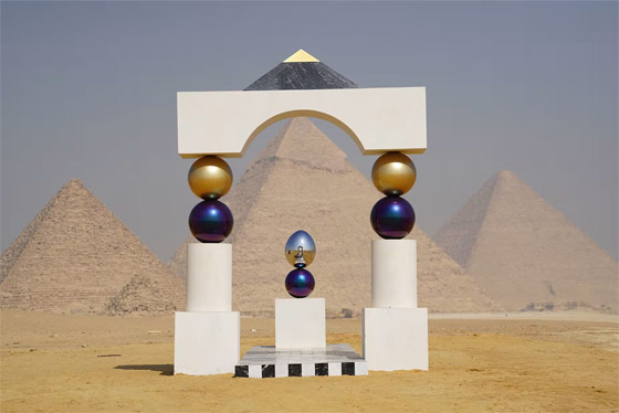  صورة رقم 1 - تطل على أهرامات الجيزة.. أشهر معالم مصر تستضيف أعمالا فنية مذهلة