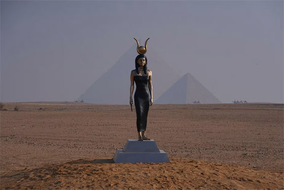 صورة رقم 3 - تطل على أهرامات الجيزة.. أشهر معالم مصر تستضيف أعمالا فنية مذهلة