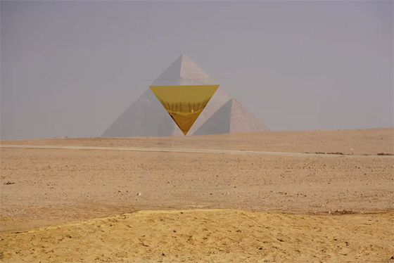  صورة رقم 4 - تطل على أهرامات الجيزة.. أشهر معالم مصر تستضيف أعمالا فنية مذهلة