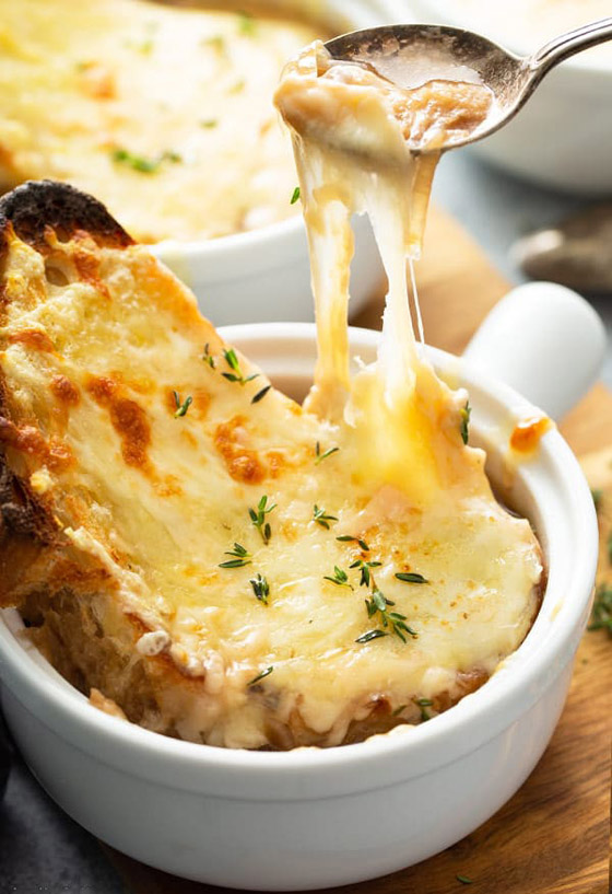  صورة رقم 8 - إليكم وصفة شوربة البصل مع الخبز والجبنة.. طبق فرنسي لذيذ (فيديو)