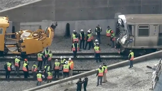 صورة رقم 4 - عشرات الجرحى جراء حادث اصطدام قطار بكاسحة ثلوج في شيكاغو