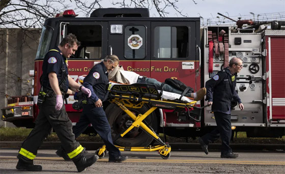  صورة رقم 6 - عشرات الجرحى جراء حادث اصطدام قطار بكاسحة ثلوج في شيكاغو