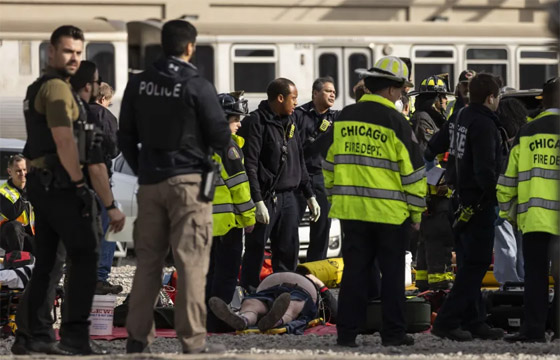  صورة رقم 7 - عشرات الجرحى جراء حادث اصطدام قطار بكاسحة ثلوج في شيكاغو