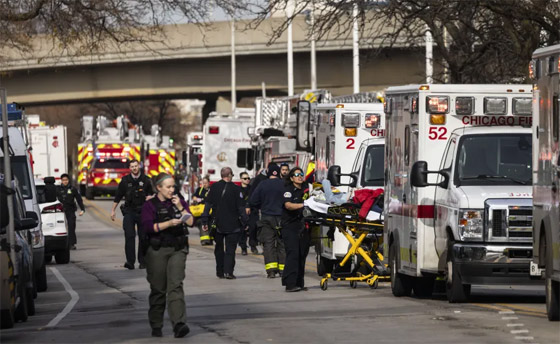  صورة رقم 9 - عشرات الجرحى جراء حادث اصطدام قطار بكاسحة ثلوج في شيكاغو