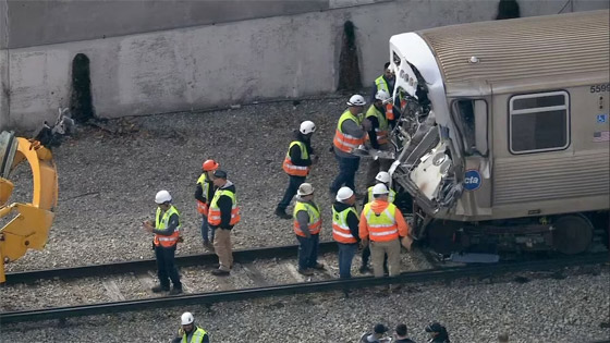  صورة رقم 3 - عشرات الجرحى جراء حادث اصطدام قطار بكاسحة ثلوج في شيكاغو