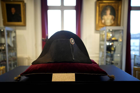 شفرة حلاقة وفرشاة أسنان وقبعة نابليون الشهيرة في مزاد صورة رقم 2