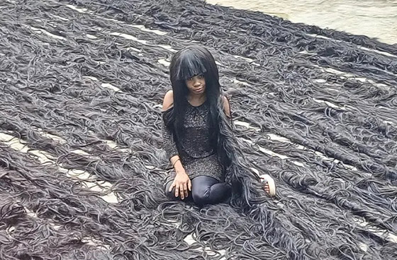  صورة رقم 4 - فيديو: نيجيرية تدخل موسوعة غينيس بصنع أطول شعر مستعار في العالم