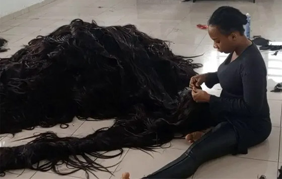 صورة رقم 2 - فيديو: نيجيرية تدخل موسوعة غينيس بصنع أطول شعر مستعار في العالم
