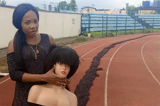  صورة رقم 3 - فيديو: نيجيرية تدخل موسوعة غينيس بصنع أطول شعر مستعار في العالم
