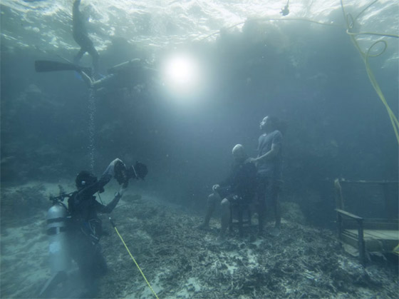  صورة رقم 7 - تحبس الأنفاس.. صور مؤرقة لأشخاص تحت الماء تُجسد عواقب تغير المناخ