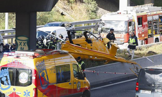  صورة رقم 4 - فيديو وصور: طائرة هليكوبتر تسقط على طريق سريع وتصطدم بسيارة