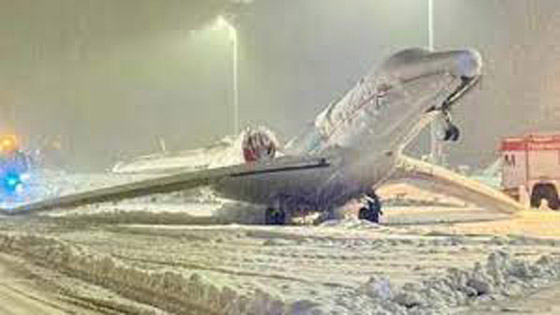  صورة رقم 3 - الثلوج ألصقت ذيلها بالأرض.. طائرة ركاب تتجمد في ميونيخ ألمانيا