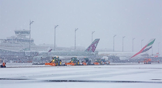  صورة رقم 4 - الثلوج ألصقت ذيلها بالأرض.. طائرة ركاب تتجمد في ميونيخ ألمانيا