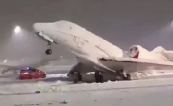 الثلوج ألصقت ذيلها بالأرض.. طائرة ركاب تتجمد في ميونيخ ألمانيا صورة رقم 5