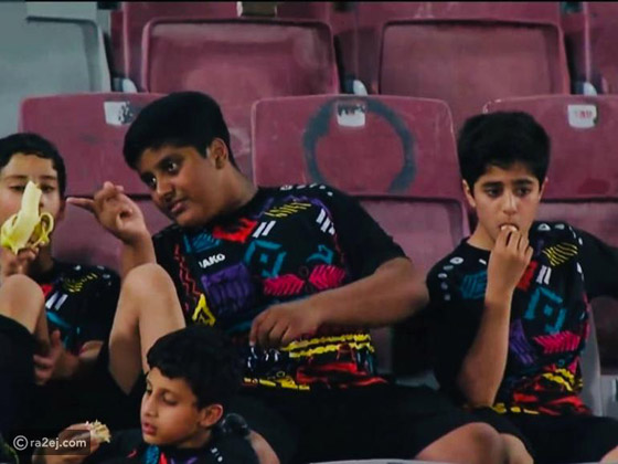 دعابة عفوية بين طفلين بملعب في قطر تثير تفاعلاً واسعاً (فيديو) صورة رقم 1