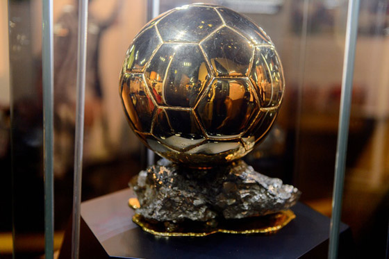 بعد اختفائها الغامض لسنوات..عرض كرة مارادونا الذهبية في مزاد صورة رقم 3